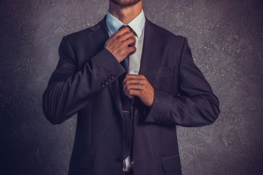 Acımasız seksi işadamları ile kravat ayakta duvarın yanında takım elbiseli. Patron kavramı.