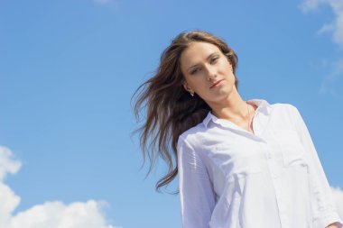 Kısacası yakınındaki plajda poz güzel kadın