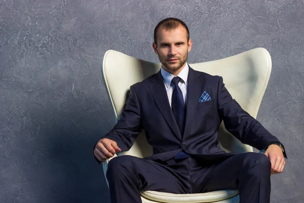 Hombres de negocios brutales con traje y corbata sentados en la silla. Concepto de jefe . —  Fotos de Stock