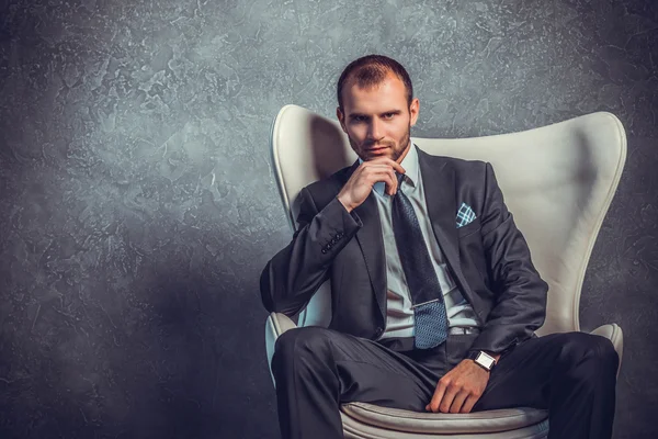 Hombres de negocios brutales con traje y corbata sentados en la silla. Concepto de jefe . —  Fotos de Stock