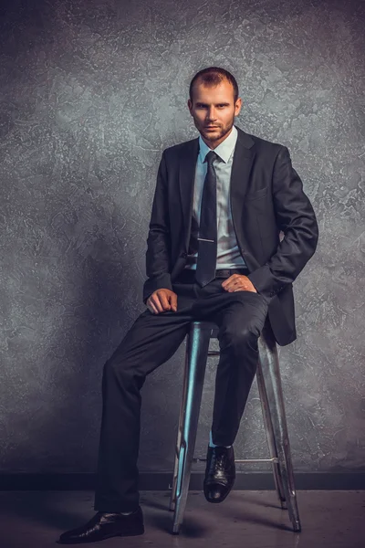 Hombres de negocios brutales con traje y corbata sentados en la silla. Concepto de jefe . —  Fotos de Stock