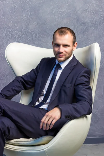 Hombres de negocios brutales con traje y corbata sentados en la silla. Concepto de jefe . —  Fotos de Stock