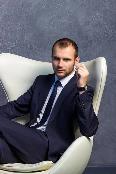 Hombres de negocios brutales con traje y corbata sentados en la silla. Concepto de jefe . —  Fotos de Stock