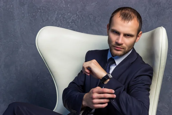 Brutali uomini d'affari in giacca e cravatta seduti sulla sedia. Concetto di capo . — Foto Stock