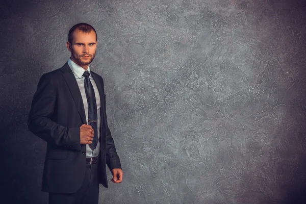 Brutal sexy hombres de negocios en traje con corbata de pie cerca de la pared. Concepto de jefe . —  Fotos de Stock