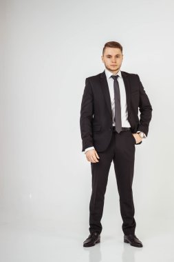 Siyah giyen adamlar iş ayakta uygun