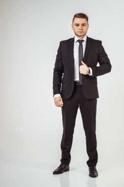 Başparmak gösterilen ayakta ve gülümseyen, siyah giyen adamlar iş uygun