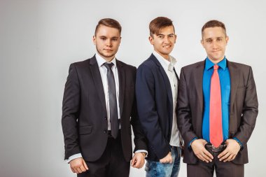 Beyaz arka plan üzerinde izole bir takım gibi duran üç iş adam