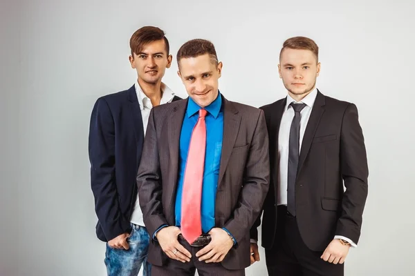 Tre uomini d'affari in piedi come una squadra, isolati su sfondo bianco — Foto Stock