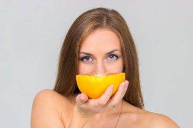 Güzel seksi kız ile izole greyfurt