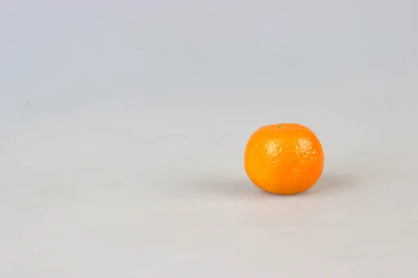 Koncepcja owoców. Orange na białym tle — Zdjęcie stockowe