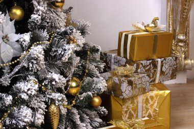 Ladin ve hediyeler Noel süsleri