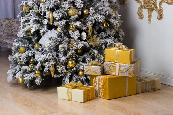 Ladin ve hediyeler Noel süsleri