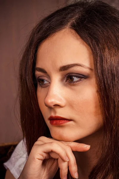 Duvarın yanında güzel kız portresi