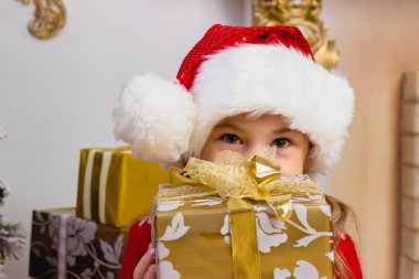 Komik Noel şapka hediye ile şirin kız görünümünü