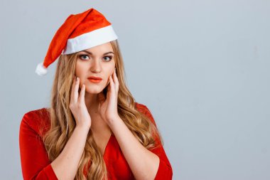 Noel kavramı. Güzel seksi kadın kırmızı elbise ve izole kırmızı santa şapka