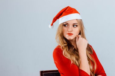Noel kavramı. Güzel seksi kadın kırmızı elbise ve izole kırmızı santa şapka