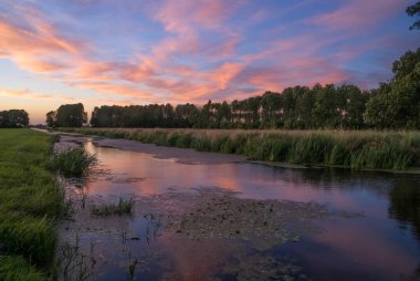 Kanal üzerinde gün batımı