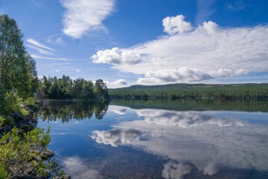 Funasdalsjon gölüne yansıyan bulutlar