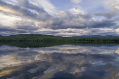 Funasdalsjon gölüne yansıyan bulutlar