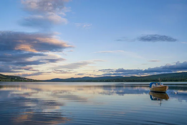 Funasdalssjon湖に小さなボート — ストック写真