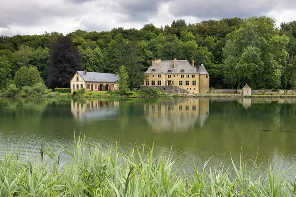 Vista sobre um lago perto de Orval — Fotografia de Stock