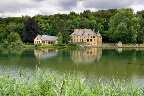 Blick über einen See bei Orval Stockfoto