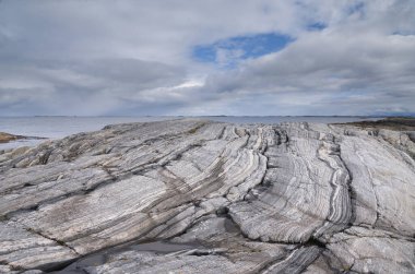 Norveç köyü yakınlarındaki Rocky sahili Vevang.