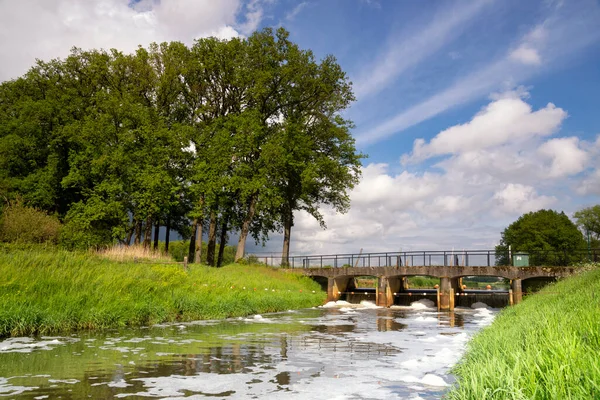Weir en el río Aa cerca de Heeswijk-Dinther — Foto de Stock