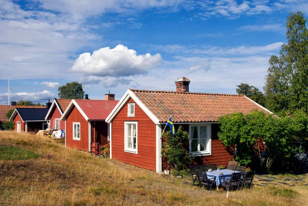 İsveç köyünde geleneksel kırmızı boyalı evler Holick