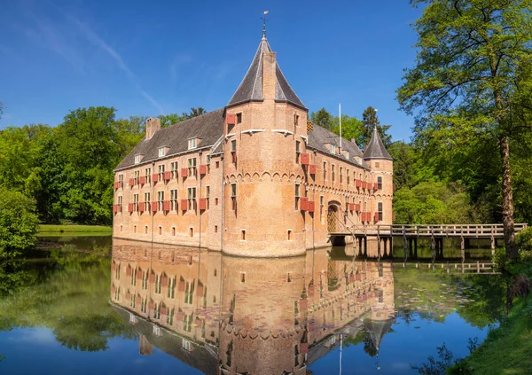 Monumentales Schloss in Apeldoorn, umgeben von einem Wassergraben — Stockfoto