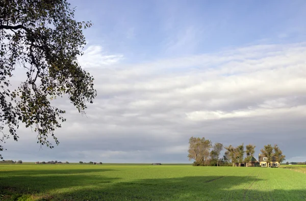 Farmářské budovy v nizozemské provincii Friesland v blízkosti obce Minnertsga — Stock fotografie