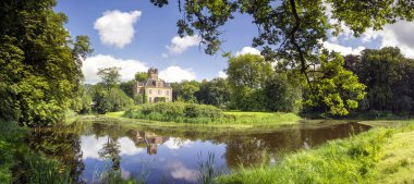 Çevredeki parktan eski şato görüldü.