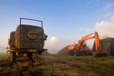 Heeten yakınlarındaki bir çiftlikte ağır ekipman.