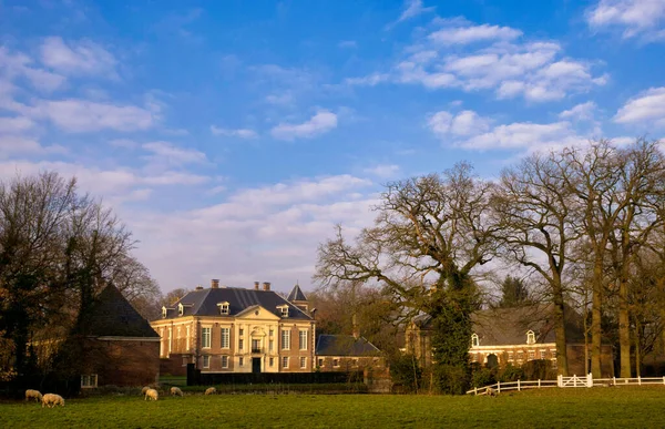 Schloss Diepenheim in der niederländischen Provinz Overijssel — Stockfoto