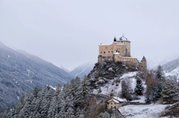 Schloss Tarasp in der Nähe des Schweizer Dorfes Scuol lizenzfreie Stockbilder