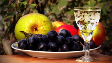 Bir bardak alkol arka plan üzerinde ile elma ve üzüm
