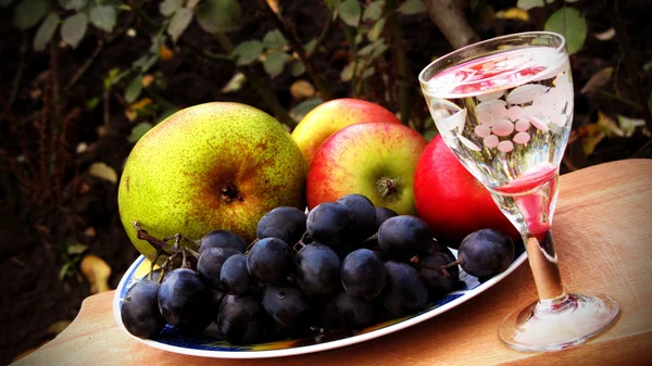 Bir bardak alkol arka plan üzerinde ile elma ve üzüm