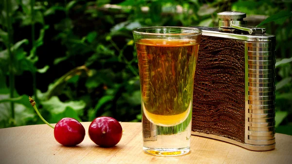 Kavanoz, cam, ahşap tahta üzerinde kiraz