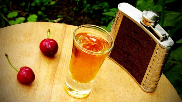 Kavanoz, cam, ahşap tahta üzerinde kiraz