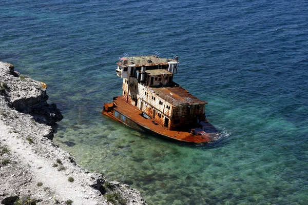 Eski geminin kıyıya yakın yerde karaya oturdu