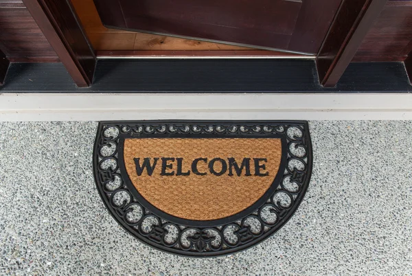 Tapete de porta de boas-vindas com porta aberta — Fotografia de Stock