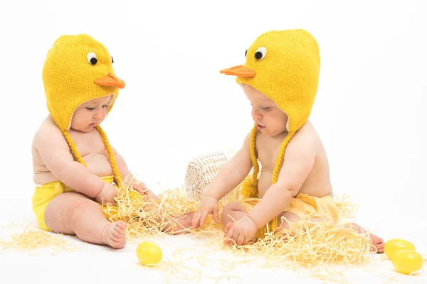 两个婴儿在鸡服饰 — 图库照片