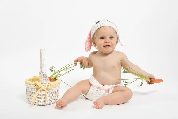 Baby påskharen med morot — Stockfoto