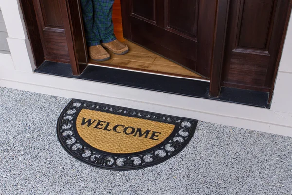 Välkommen dörr mattan med öppen dörr — Stockfoto