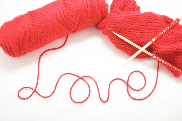 Wort Liebe maden aus rotem Garn — Stockfoto