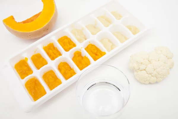 Manera simple de almacenar alimentos sólidos para bebés a través de bandeja de cubo de hielo —  Fotos de Stock