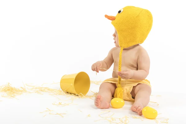 Ребенок в костюме пасхального цыпленка — стоковое фото