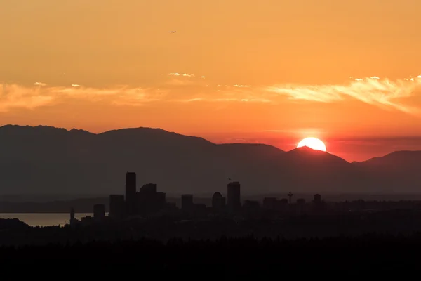 Silueta del horizonte de Seattle durante el atardecer dorado Imagen De Stock