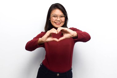 Genç Asyalı güzel kadınların Aşk İfadesini Gösterme İşareti Beyaz arka planda izole edilmiş kırmızı gömlek